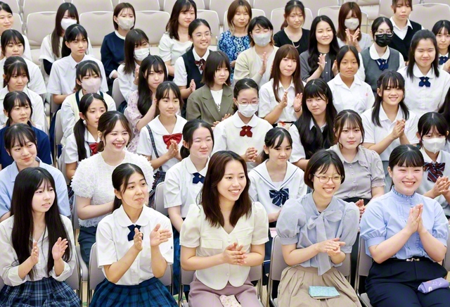 首都圏の富士鼓笛隊の友が朗らかに。会合では、隣の席の人と夢や誓いを語る場面も（東京・信濃町の創価池田華陽会館で）