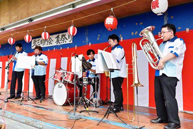 釧路市の大楽毛7号公園で行われた夏祭りに出演した釧路吹奏楽団