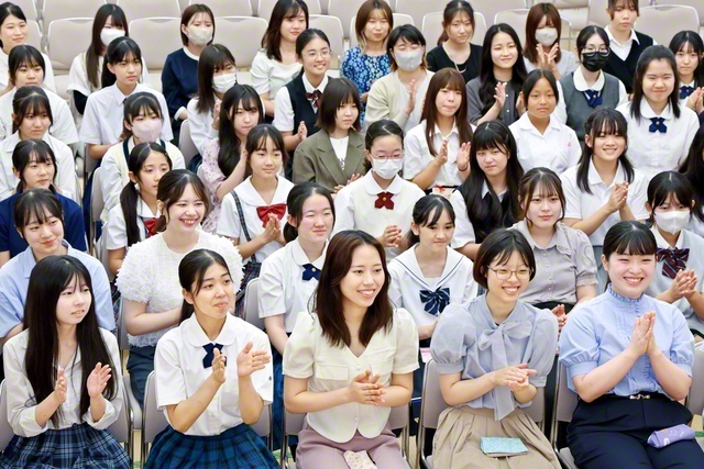 首都圏の富士鼓笛隊の友が朗らかに。会合では、隣の席の人と夢や誓いを語る場面も（東京・信濃町の創価池田華陽会館で）