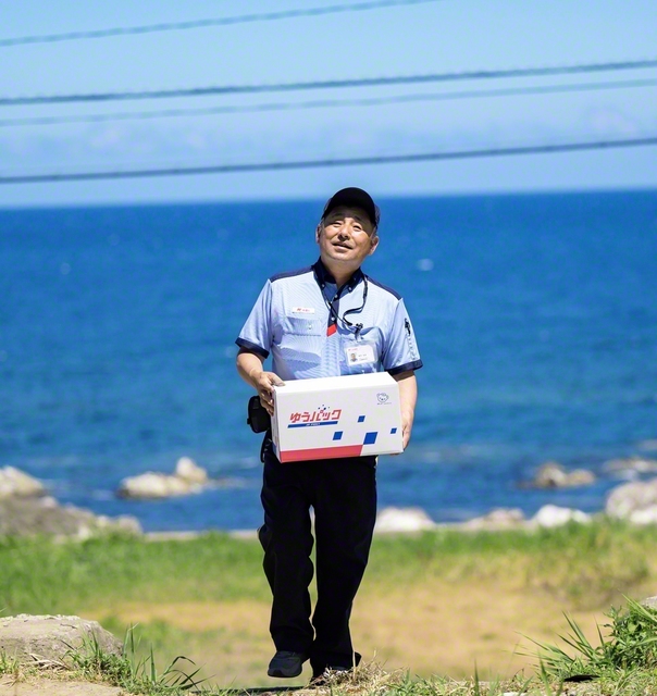 日本海に面する外浦・大谷地区で。濃青の海と道草が鮮やかなコントラストに