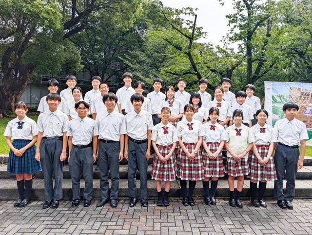 執念の弁論を繰り広げた関西創価中学のディベート部(齋藤和華部長)と関西創価高校のディベート部(山本薫部長)