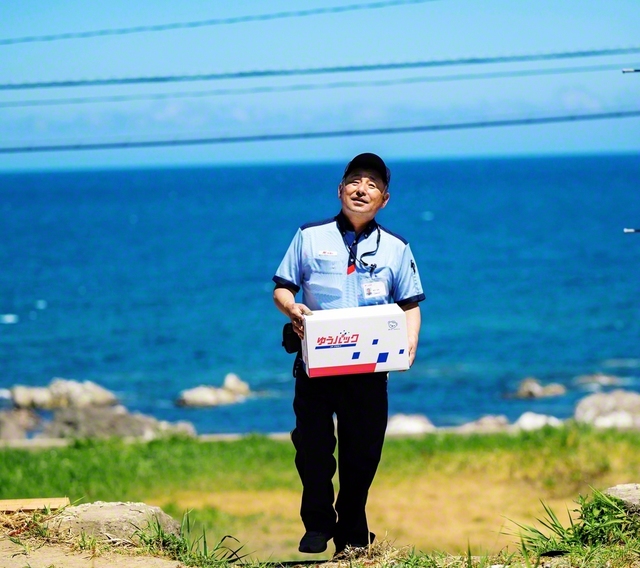 日本海に面する外浦・大谷地区で。濃青の海と道草が鮮やかなコントラストを描く。ここにあった家屋は解体され、さら地になった