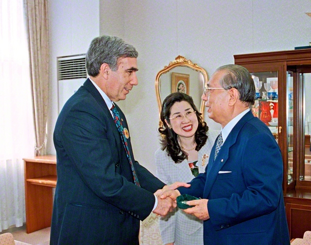 1998年2月26日、沖縄研修道場で再会した池田先生とクリーガー博士。この訪日で多くの青年たちと出会いを刻んだ博士は、「本当に勇気づけられました。『核時代』を終えるその日まで、どうか、その戦いを続けてください」と“共闘”を呼びかけた。博士は2023年12月に逝去。核兵器のない世界の実現に生涯をささげた