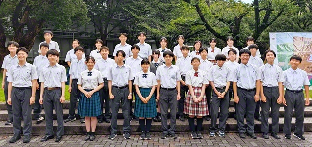 優勝に輝いた創価中学の創価雄弁会（泥谷咲部長）と、堂々の第3位を獲得した創価高校の創価雄弁会（山口康一部長）
