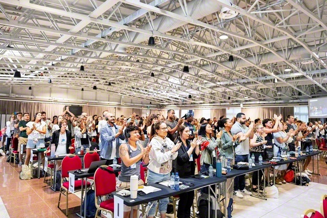 研修会の閉講式。「対話の旋風を起こします!」「平和の主体者となる青年の陣列を構築します!」など、各国の代表が広布拡大の決意を力強く語った(3日、ミラノ市内で)