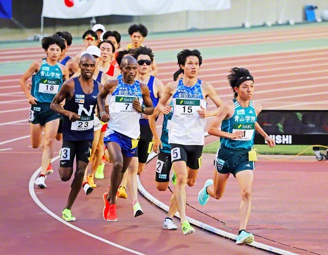6月の日本インカレ1万メートルで力走するムチーニ選手（前列右から3人目）と石丸選手（同2人目、創大駅伝部提供）