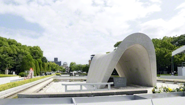 広島の平和記念公園。原爆死没者慰霊碑では多くの人々が祈りをささげた（5日）