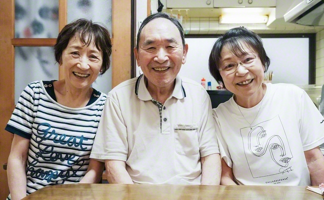 長女・真理さん㊨、次女・美紀さん㊧と。外出許可をもらって久々の自宅。ステーキを食べ、ビールを飲んだ