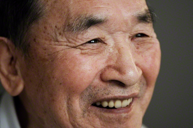 午前中は「ゴールデンタイムじゃ」と、聖教新聞にくまなく目を通し、御書を研さんする河野さん。「まだまだ勉強することは、いっぱいあるよ」