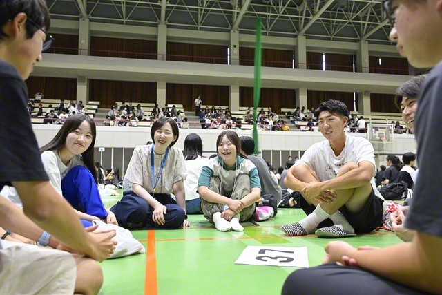 「サマートーク」では研修会での出来事や将来の目標などを和気あいあいと語り合った（同）