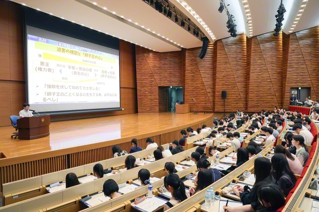 渡邊兼汰郎さん（宮城）、野口珠莉さん（福岡）の司会で開会した教学研修。原田教学部長の担当で「佐渡御書」を学んだ（同）