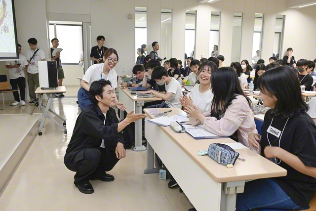 各界で活躍する先輩が仕事について講演する「ドリーム」企画の様子（東京・八王子市の創価大学で）