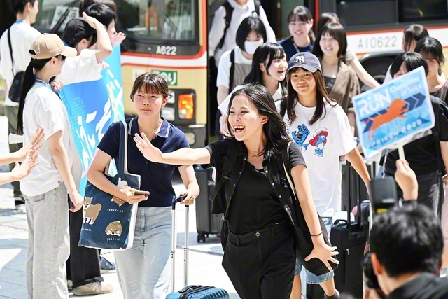 「ようこそ!」「遠いところありがとう!」――未来部担当者や学生部員らが夏季研修会の参加者を温かく歓迎した(同)