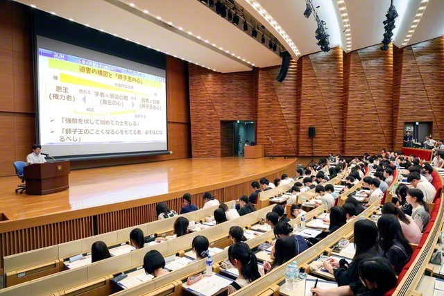 渡邊兼汰郎さん(宮城)、野口珠莉さん(福岡)の司会で開会した教学研修。原田教学部長の担当で「佐渡御書」を学んだ(同)