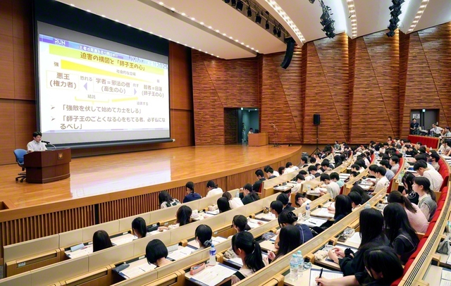 渡邊兼汰郎さん（宮城）、野口珠莉さん（福岡）の司会で開会した教学研修。原田教学部長の担当で「佐渡御書」を学んだ（東京・八王子市の創価大学で）