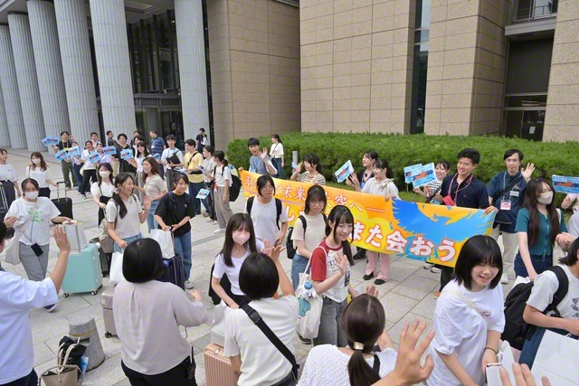 「来てくれてありがとう!」。3日間の研修を走り抜いた友を、会合の運営役員が笑顔で見送る(同)