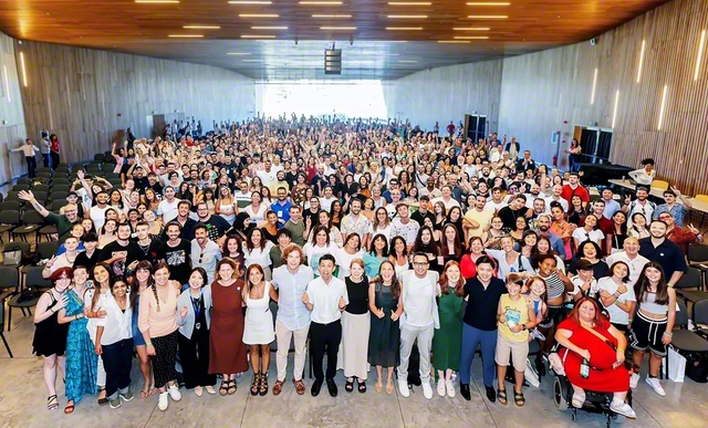 イタリア青年部総会の参加者が、歓喜と決意に満ちて記念のカメラに（ミラノ池田平和文化会館で）