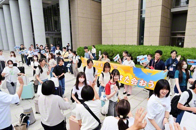 「来てくれてありがとう!」。3日間の研修を走り抜いた友を、会合の運営役員が笑顔で見送る(同)