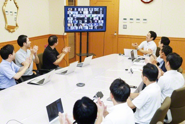 新時代7期生の杉山友希さん（北海道）と上地貴海斗さん（沖縄）の司会でスタートした新時代生カレッジ。地域を超えてつながり、皆で牙城会精神を学んだ（学会本部第2別館で）
