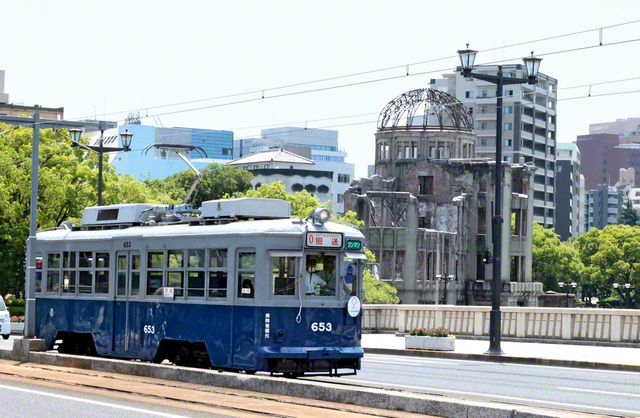 原爆ドームの前を走る653号の被爆電車。被爆当時の塗装に復刻され、今も特別運行を続けている（2025年7月）