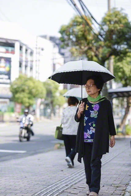 原爆で焼け崩れた自宅跡へ。中村さんは5歳の頃の記憶をたどり、「原爆の怖さは一生消えない」と怒りをにじませた