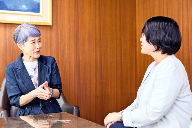 平和への思いを語り合った堀川さん㊧と堀さん