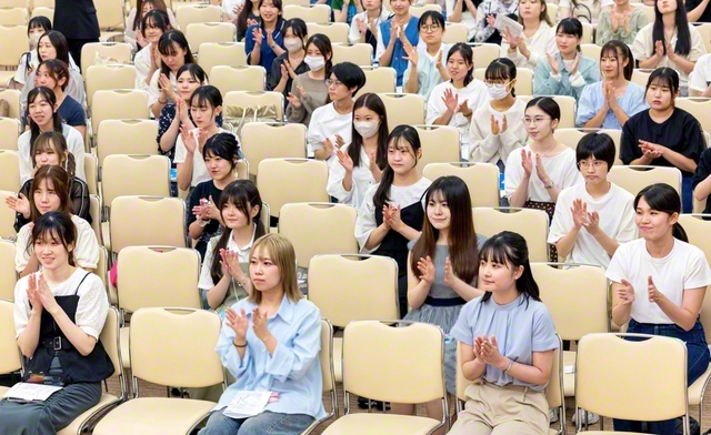 行田恵美さん、須﨑美香子さんの司会で行われた御書カレッジ。9・9「部の日」50周年を記念する「首都圏女子学生部大会」へ前進を誓った（金舞会館で）