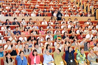 夏期スクーリングの開講式。向学心あふれる通教生が各地から喜々として集い合った（創大・ディスカバリーホールで）