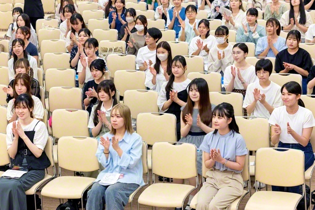 行田恵美さん、須﨑美香子さんの司会で行われた御書カレッジ。9・9「部の日」50周年を記念する「首都圏女子学生部大会」へ前進を誓った（金舞会館で）