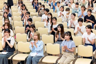 行田恵美さん、須﨑美香子さんの司会で行われた御書カレッジ。9・9「部の日」50周年を記念する「首都圏女子学生部大会」へ前進を誓った（金舞会館で）