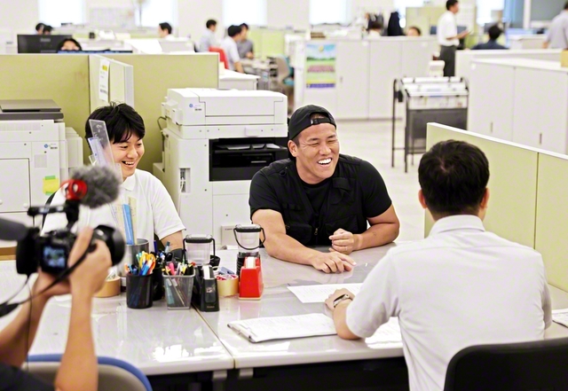 書いた記事を褒められて「文章なんて書いたことないですよ！」と照れるなぎらさん㊥