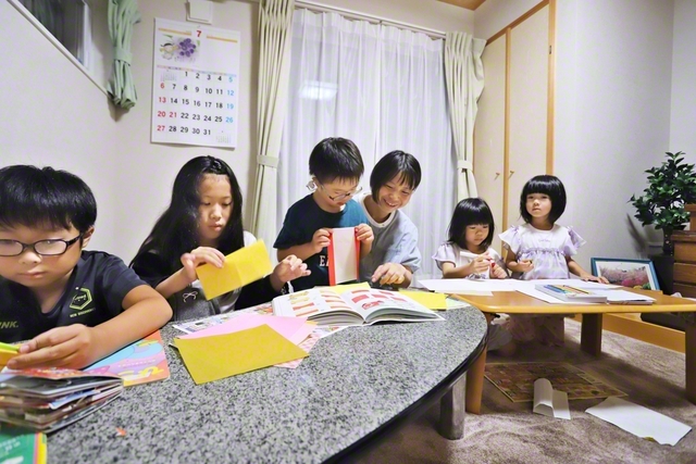 一宮伸恵さん（右から3人目）が笑顔で、地域の未来っ子たちと時間を共にする