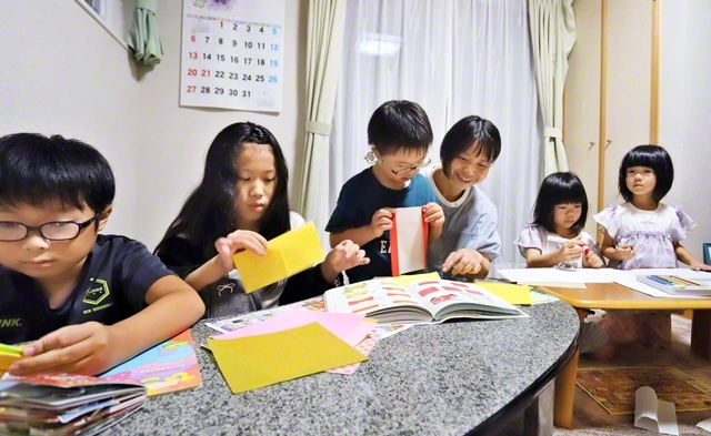 一宮伸恵さん（右から3人目）が笑顔で、地域の未来っ子たちと時間を共にする