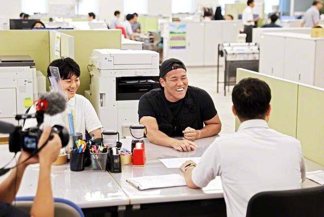 書いた記事を褒められて「文章なんて書いたことないですよ！」と照れるなぎらさん㊥