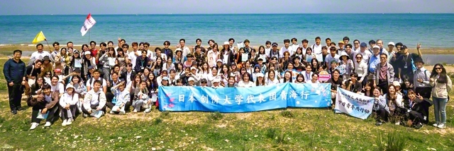 青海湖での清掃活動。創大生たちは現地の学生と交流を通して友好を深めた（8月1日、中国・青海省で）