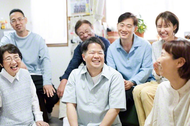 髙津戸さん（中央）は、妻・朝美さん（右端）の両親やきょうだいたちに囲まれて、にぎやかな日々を送っている