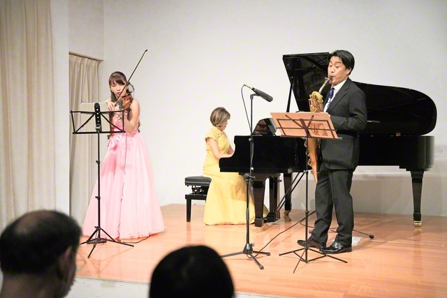 コンサートに出演した石川寛子氏㊧、はせがわふさこ氏㊥、東涼太氏(東京富士美術館で)