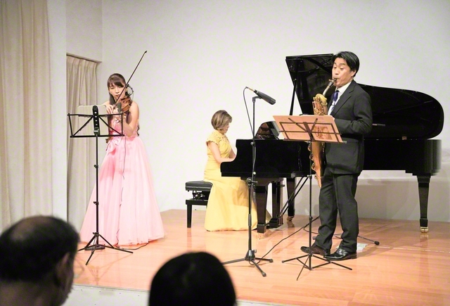 コンサートに出演した石川寛子氏㊧、はせがわふさこ氏㊥、東涼太氏（東京富士美術館で）