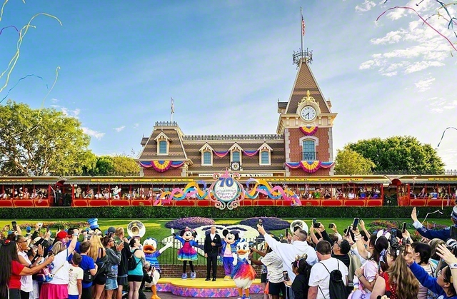 先月、開園70周年を迎えた米カリフォルニアのディズニーランド。多くの来園者でにぎわい、晴れの佳節を祝った　©Handout/Getty　Images
