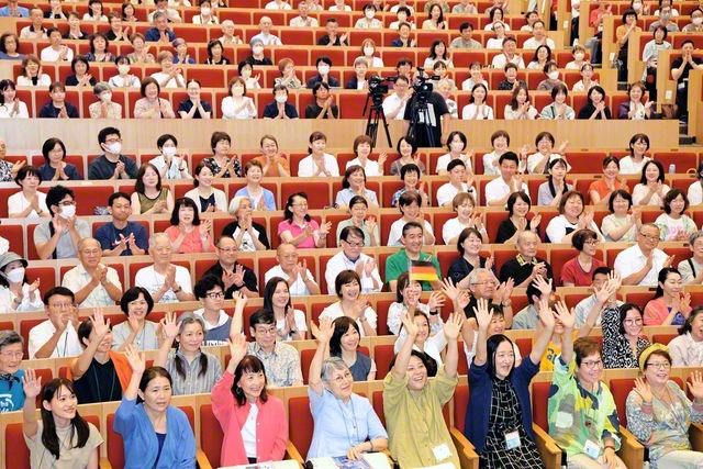 夏期スクーリングの開講式。向学心あふれる通教生が各地から喜々として集い合った(創大・ディスカバリーホールで)