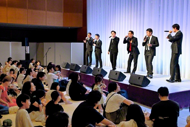 Bam　B　Crew（バンビークルー）が華麗な歌声を響かせ、場内は大歓声と拍手に包まれた
