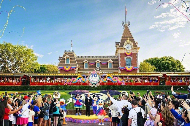 先月、開園70周年を迎えた米カリフォルニアのディズニーランド。多くの来園者でにぎわい、晴れの佳節を祝った　©Handout/Getty　Images