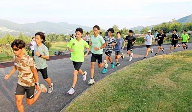 早朝練習に真剣に取り組む創大駅伝部