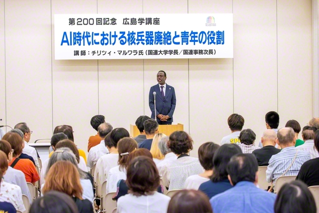 広島青年部主催の第200回「平和のための広島学講座」で講演するマルワラ学長（広島市の広島池田平和記念会館で）