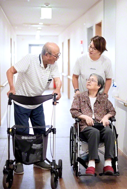 「生まれつき耳が聞こえず、親に反発して育ったけど、介護で仲良く話せるようになったんです」と瀬田さん（右奥）。母・はるよさん（右手前）が暮らす施設で、父・勝利さんと一緒に