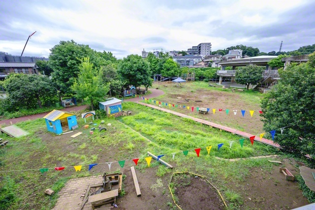 冒険遊び場（プレーパーク）では、土や水、木材などを使い、子どもたちが自由に遊べる