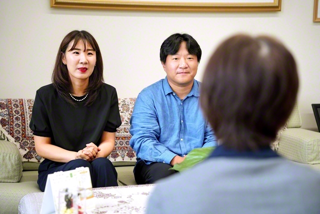 ソウル市立大学のキム経営大学院副院長（左から2人目）とチェ副学部長が創大の鈴木学長と懇談