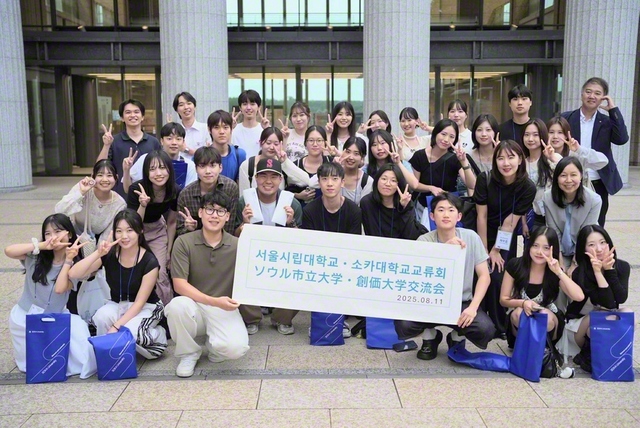 ソウル市立大学と創価大学の学生が記念のカメラに。ソウル市立大学の学生からは「創大の親切で、温かい雰囲気に感動しました。また来たい」などの声が寄せられた