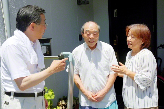 被災した同志を激励する平井九州長