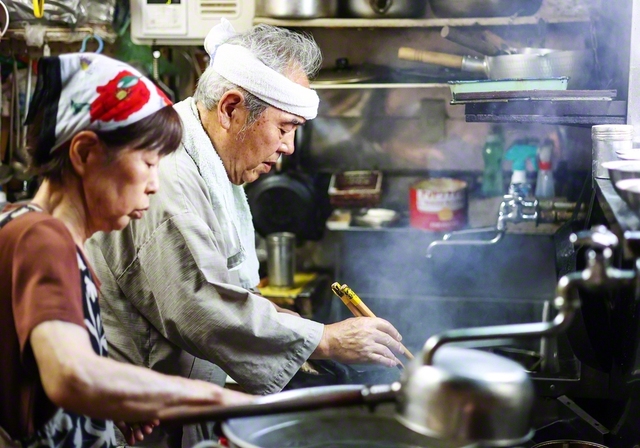 「うちのご飯が、みんなの“頑張れる力”になっているのであれば、これほどうれしいことはないね」と、山本さん㊨と妻・津留子さん